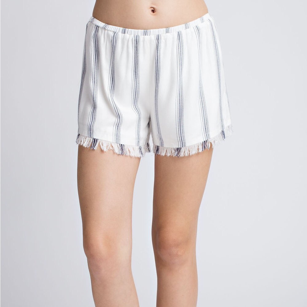 Shorts with frayed edge